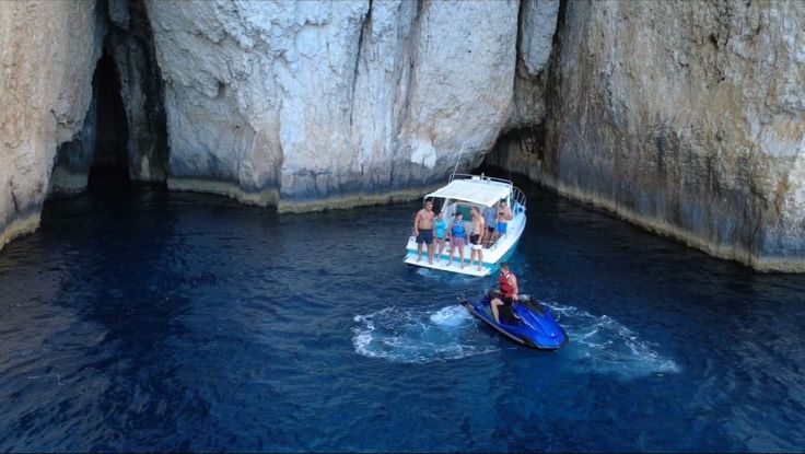 The Nautilos cruising, seen from above